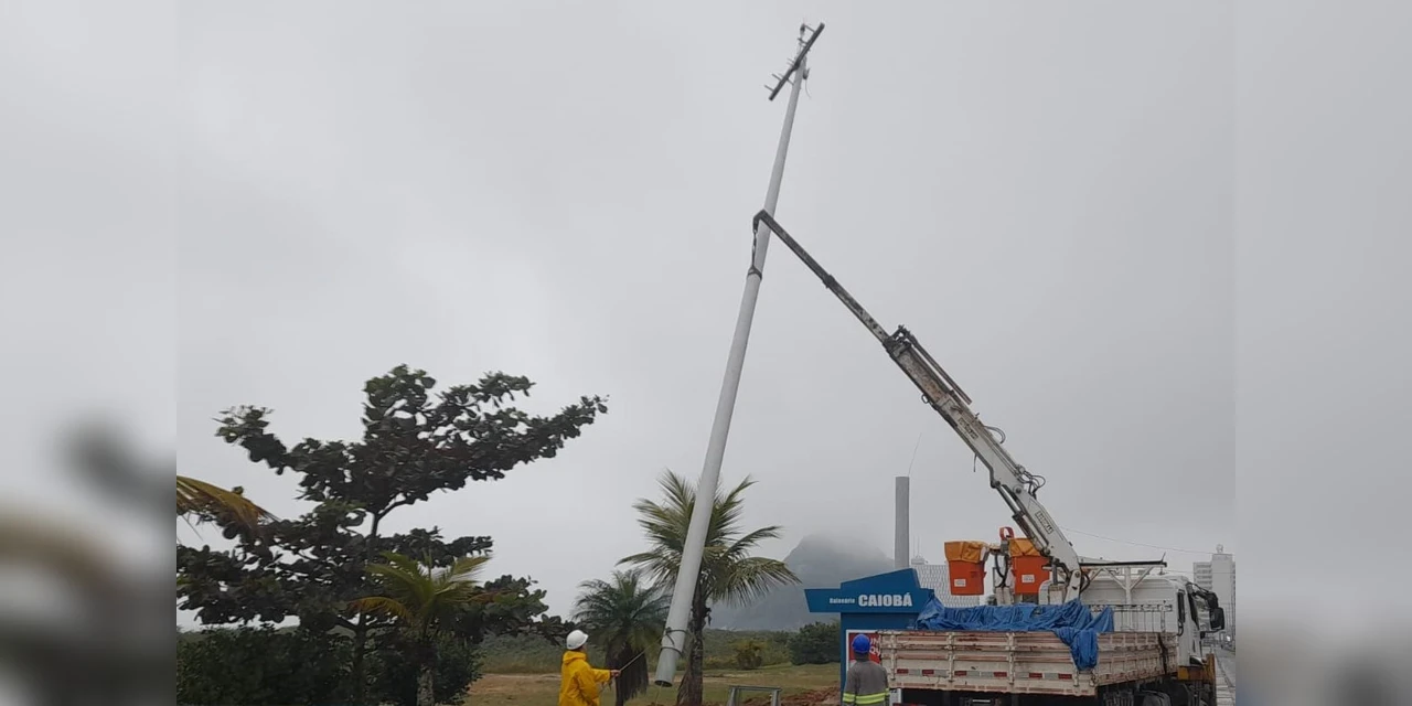 Estado retoma instalação de superpostes na nova Orla de Matinhos