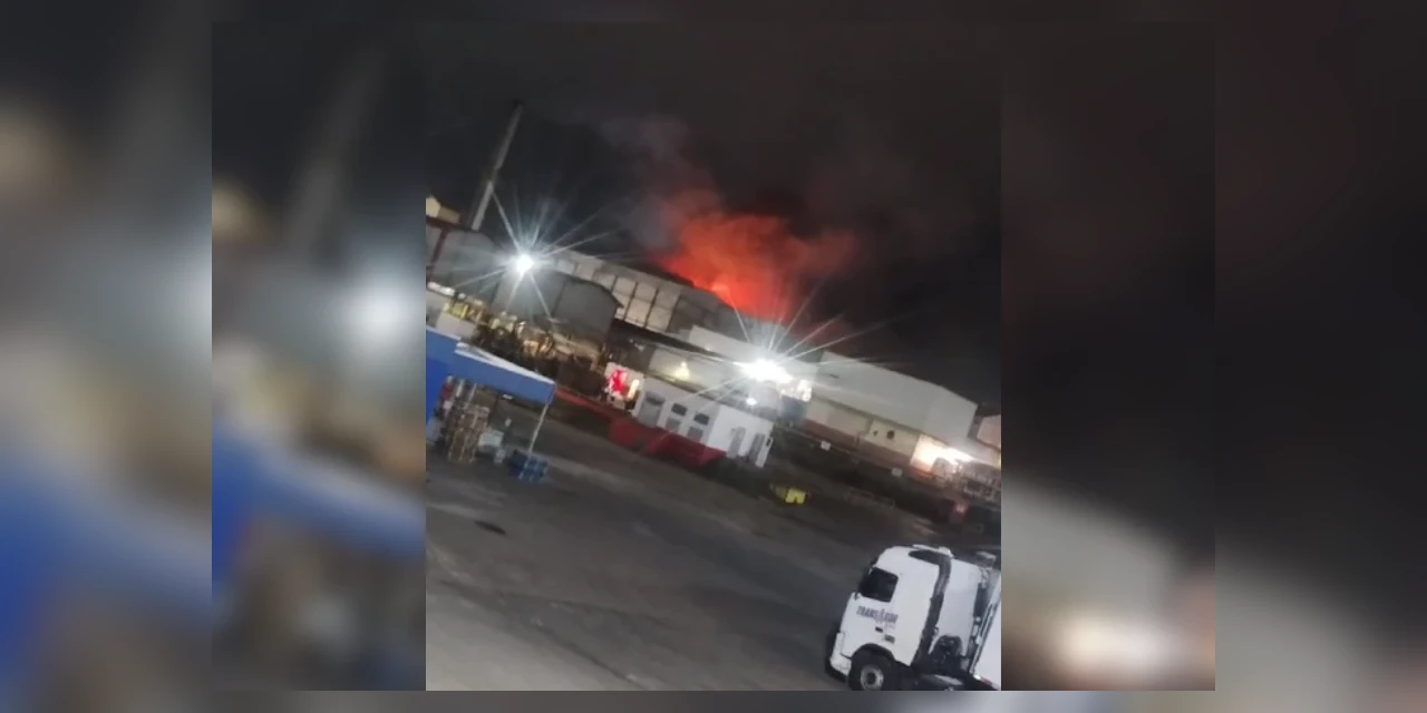 Incêndio de grandes proporções atinge indústria de alimentos em Carambeí