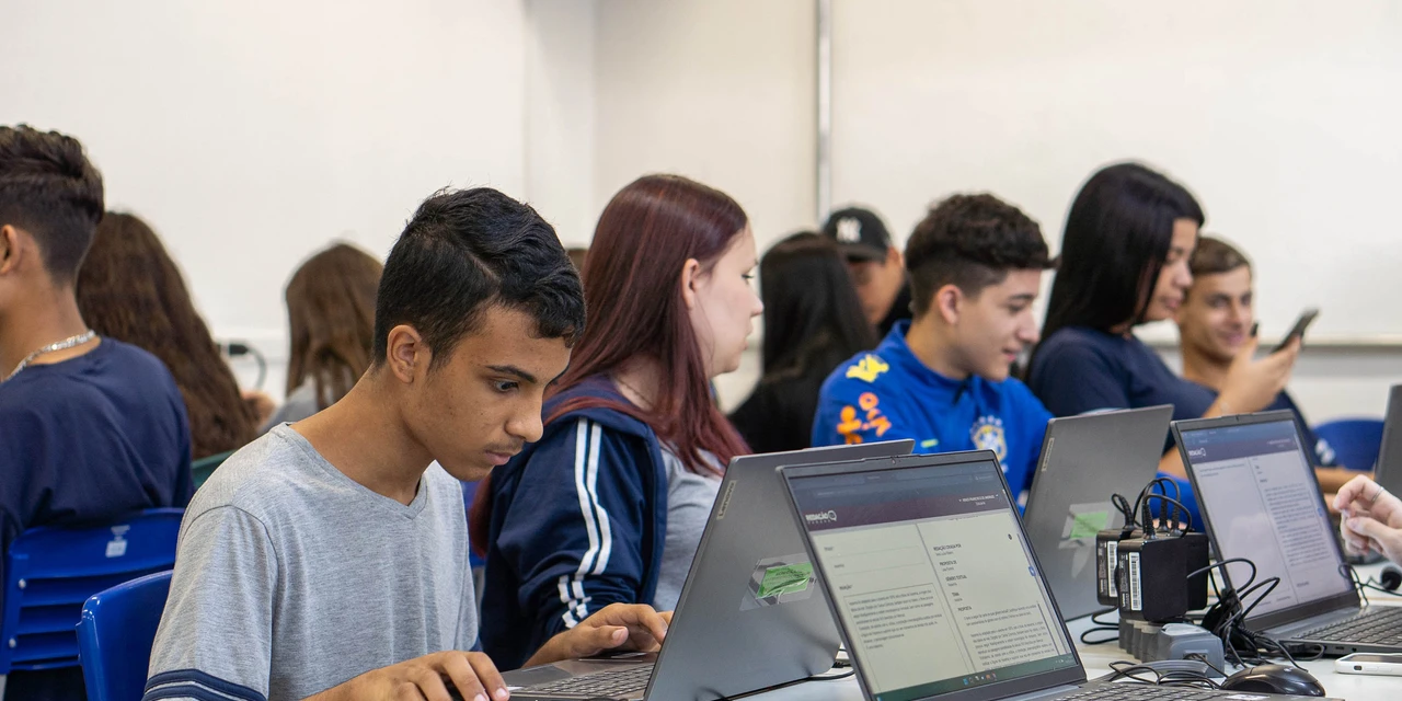 Paraná adota IA para aprimorar ensino de matemática nas escolas da rede estadual
