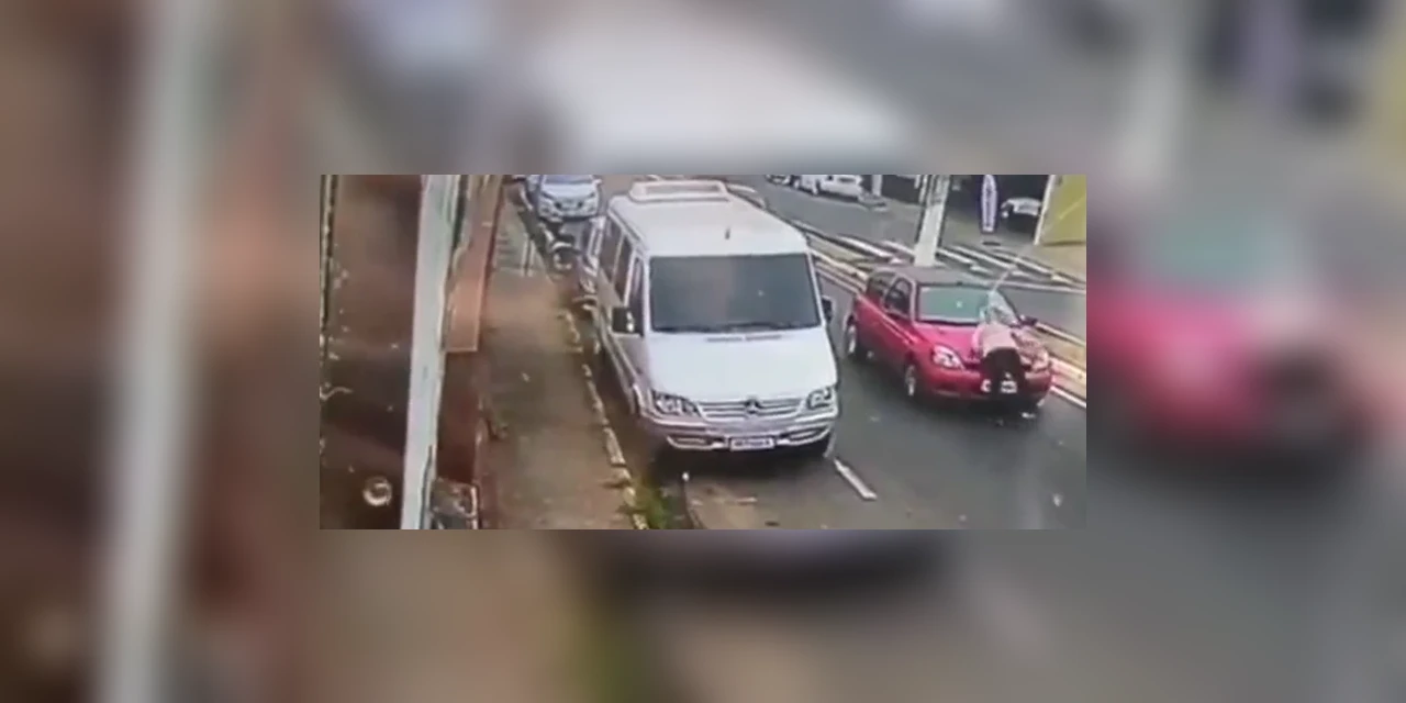 Mulher sofre atropelamento 'dramático' e vídeo viraliza