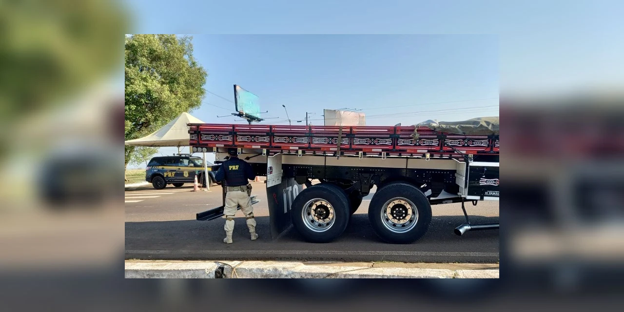 PRF flagra caminhão com 21 pneus sem condições de rodar no Paraná