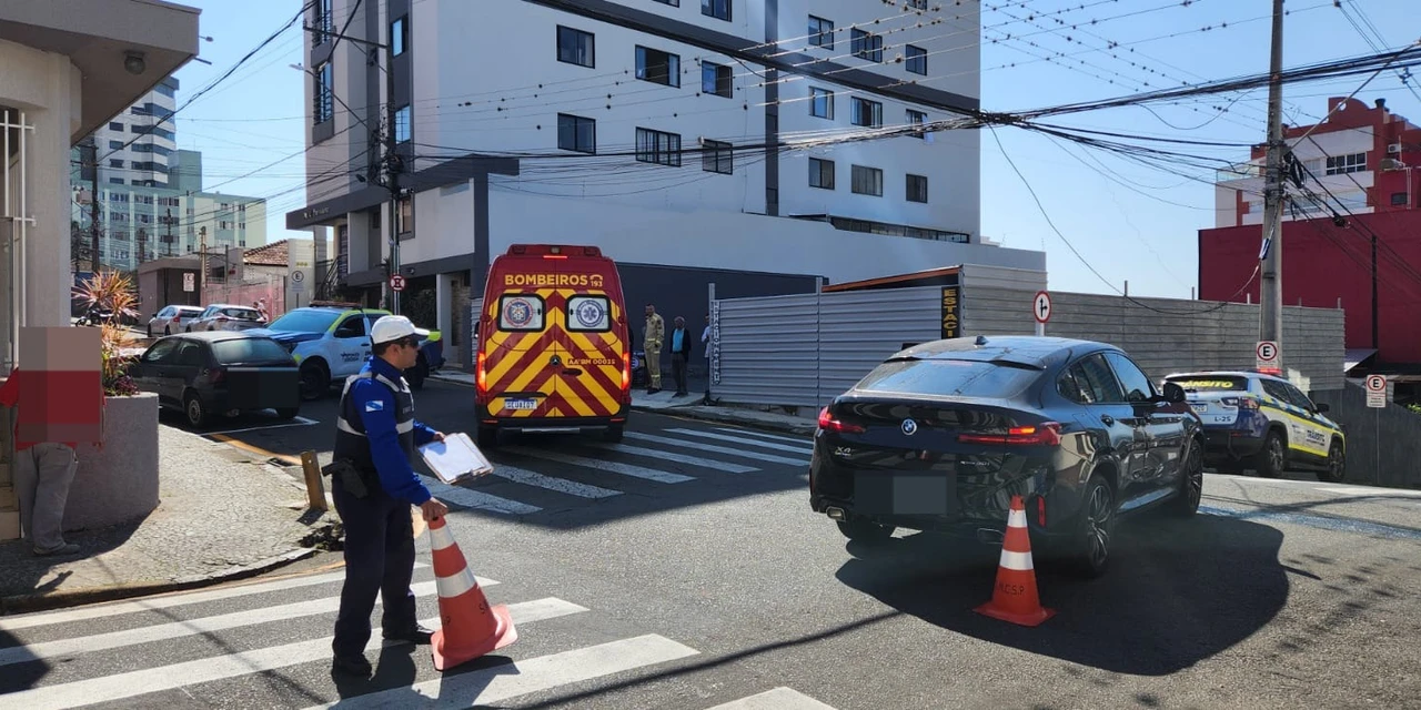 Veículo colide com carro da Prefeitura no Centro de PG