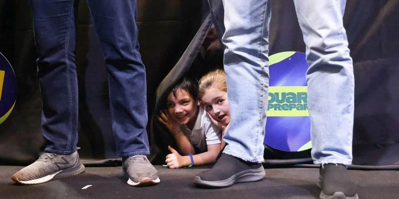 Quem são as crianças que roubaram a cena na convenção do PSD em Curitiba?
