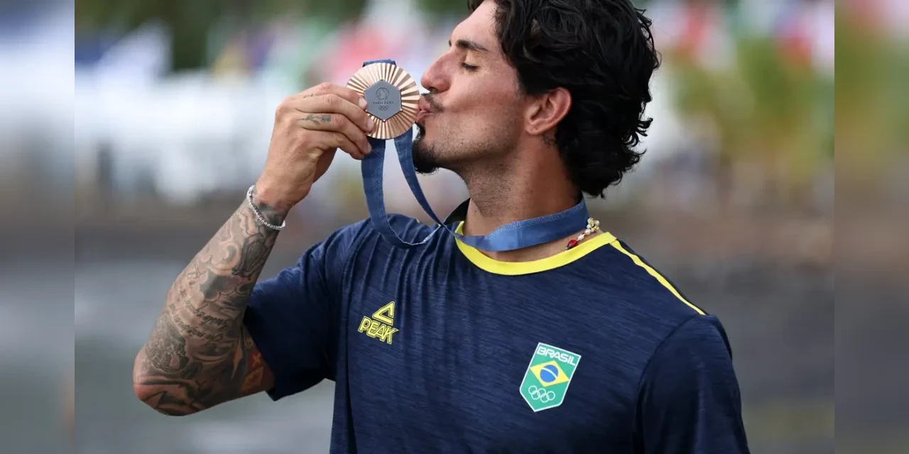 Gabriel Medina garante bronze para o Brasil no surfe masculino