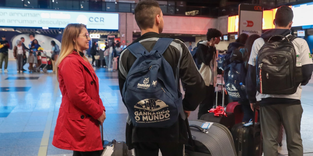 Emoção e expectativa marcam embarque de alunos da rede estadual com destino aos EUA