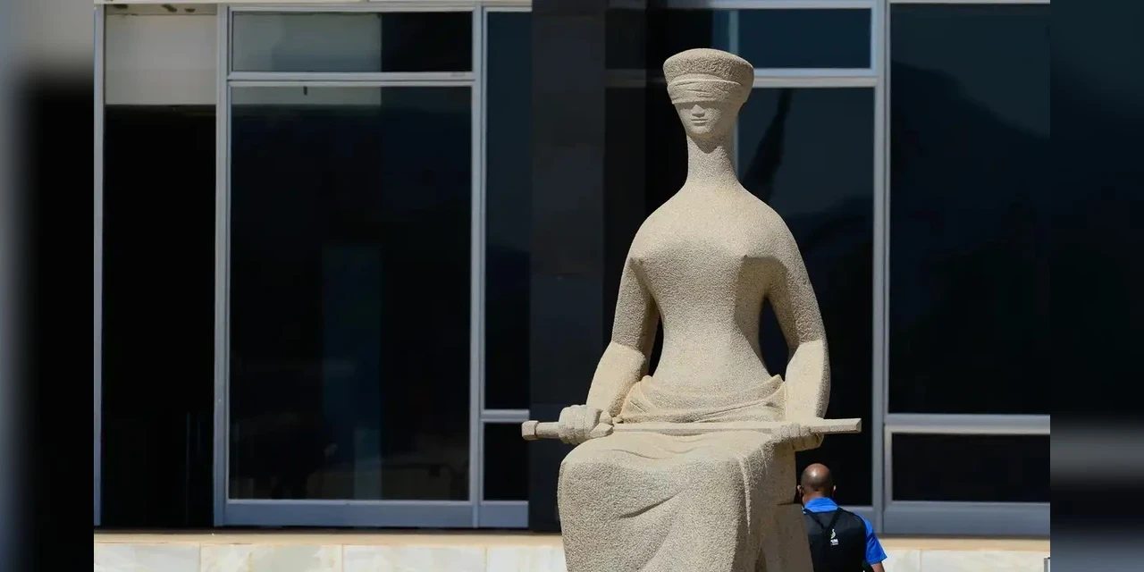 Maioria do STF torna ré acusada de escrever 'Perdeu, mané' na estátua