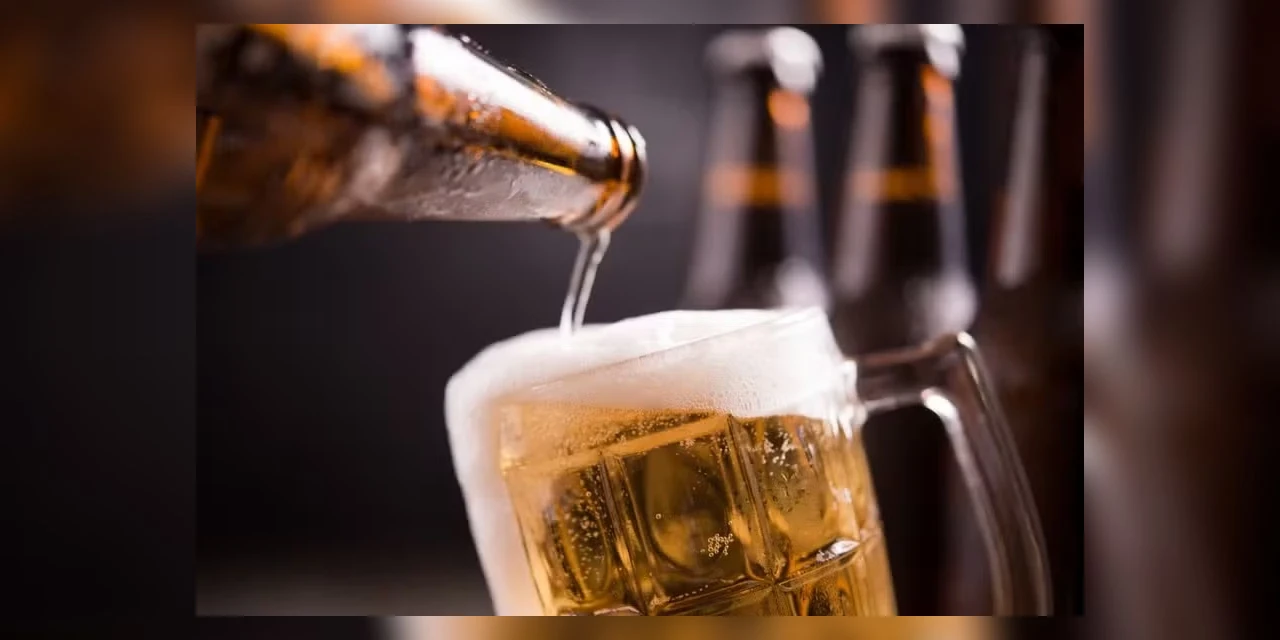 Polícia descobre local clandestino que trocava rótulo de cerveja barata por bebida mais cara no PR