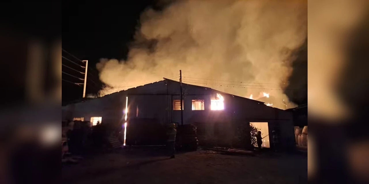 Fábrica é consumida por incêndio durante a madrugada em Ponta Grossa