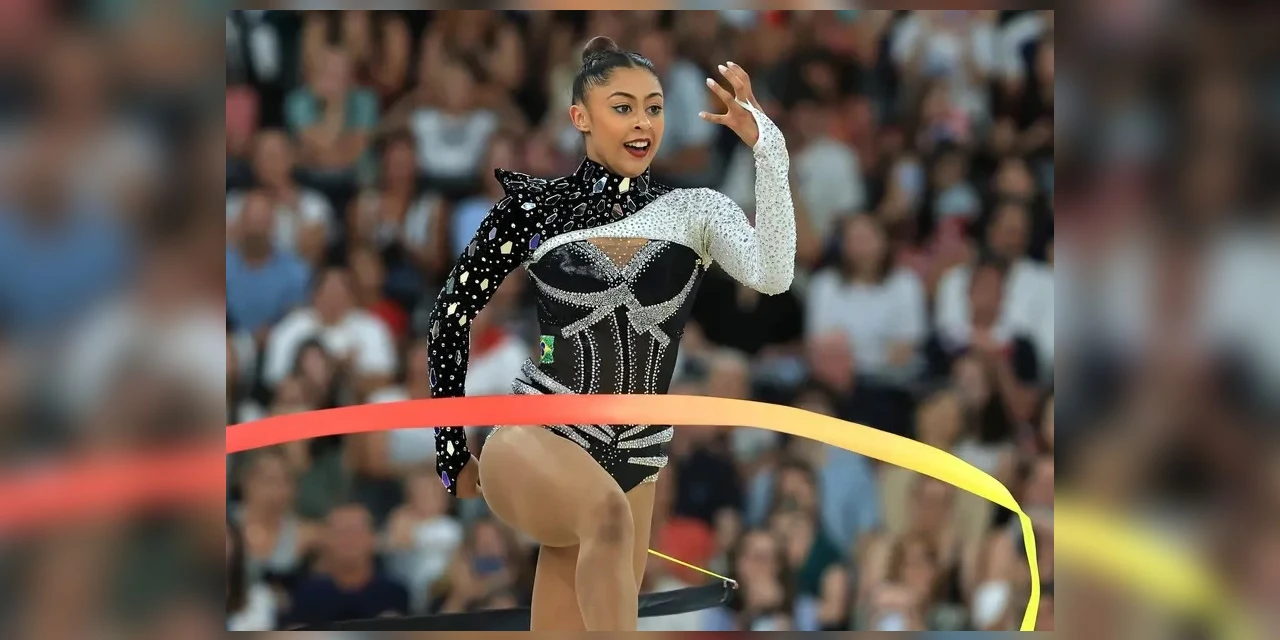 Bárbara Domingos faz história e vai à final da ginástica rítmica em Paris