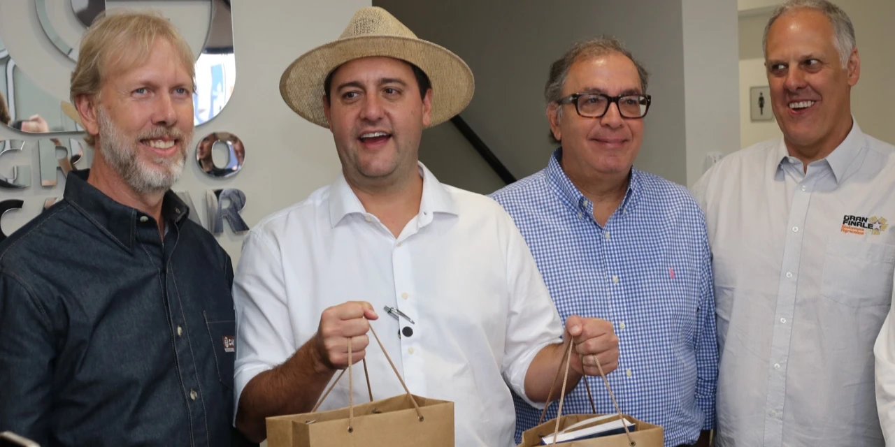 Ratinho firma compromisso com empresas de Castro para investir em rodovias de tráfego pesado no interior
