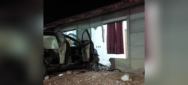 Motorista embriagada invade residência durante fuga no Paraná