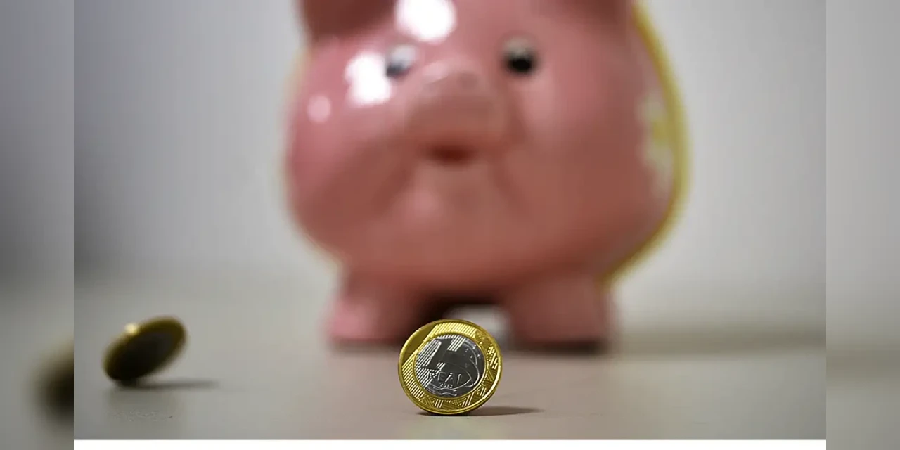 Retiradas da poupança superam aplicações em R$ 398 milhões, em agosto
