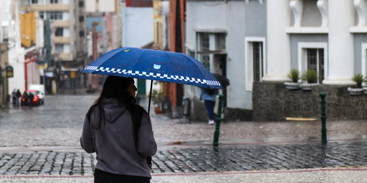 Chuva deve chegar ao Paraná, melhorar qualidade do ar e diminuir temperaturas, diz Simepar