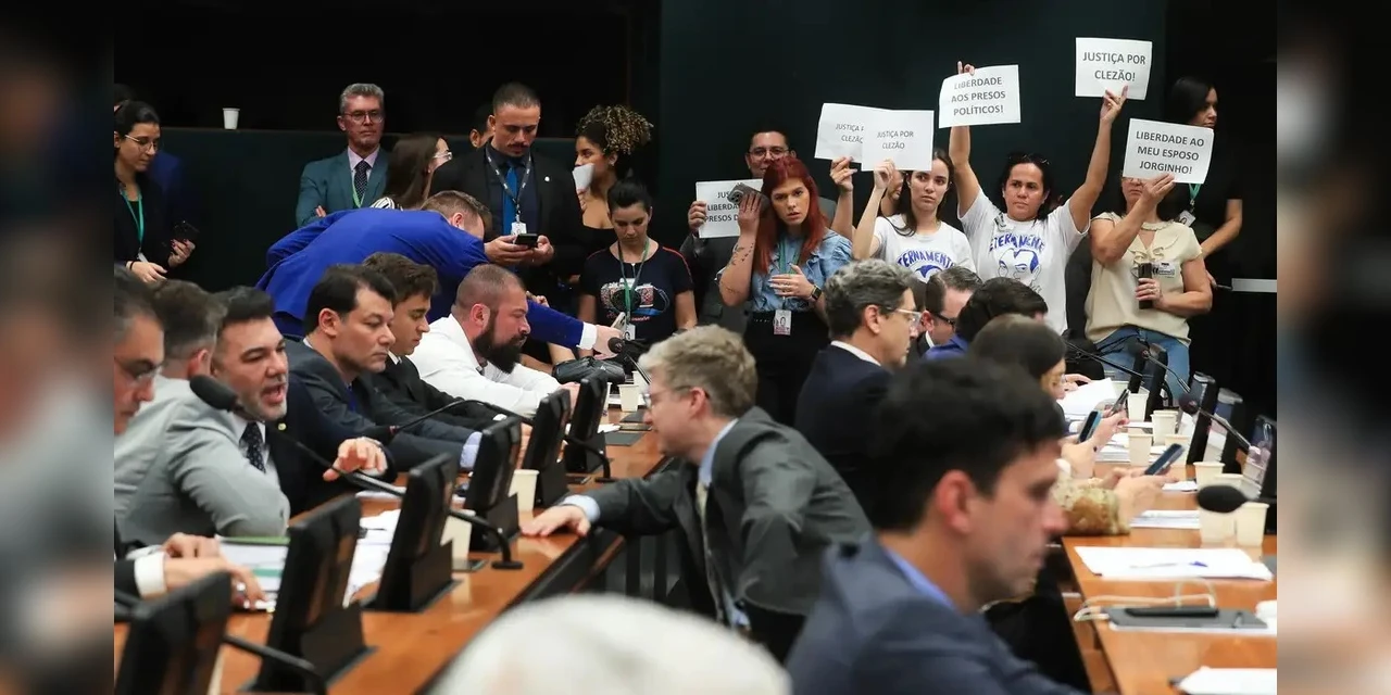 Projeto que concede anistia a golpistas do 8 de janeiro avança na Câmara