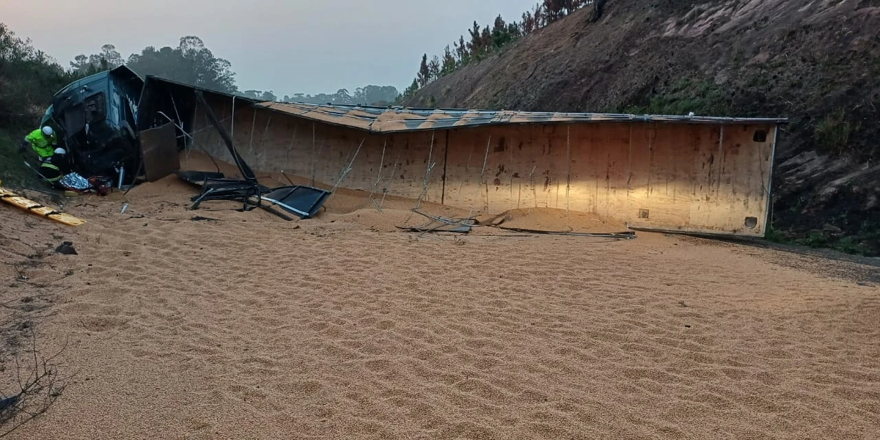 Tombamento de caminhão interdita BR-373; motorista morreu no local