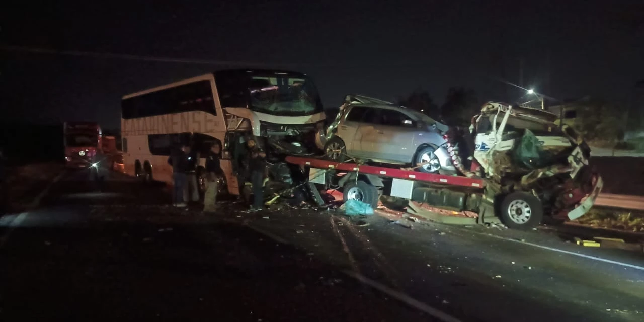 Engavetamento na BR-277 entre Curitiba e Ponta Grossa deixa uma pessoa morta e uma em estado grave