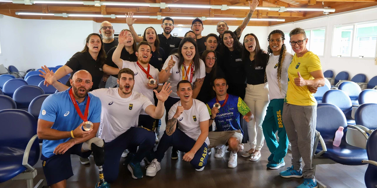 Delegação paralímpica paranaense comemora resultado histórico em Paris na volta ao Brasil