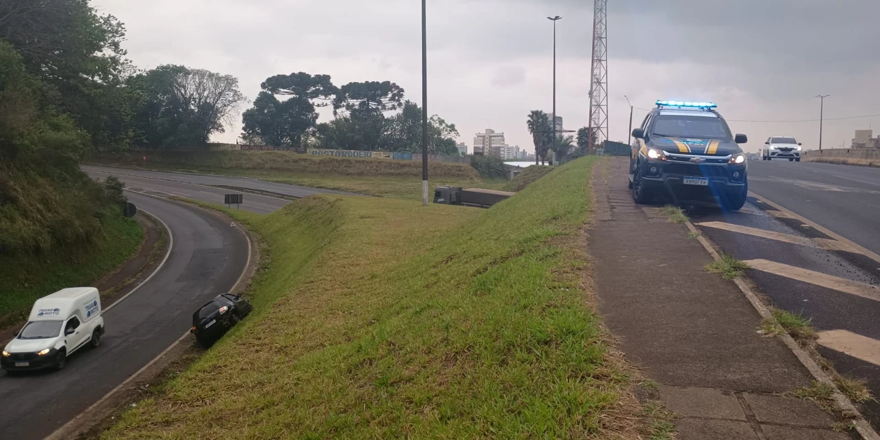 Ford Ka sai da pista e sofre queda de ribanceira no viaduto Eurico Batista Rosas