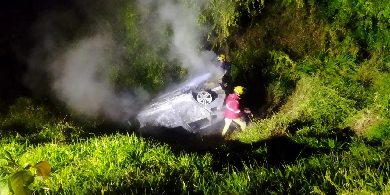 Motorista morre carbonizado em acidente na PR-092, em Jaguariaíva
