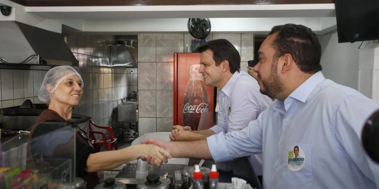 Eduardo Pimentel caminha e recebe apoio de trabalhadores e empresários na CIC, Pinheirinho e Campo de Santana