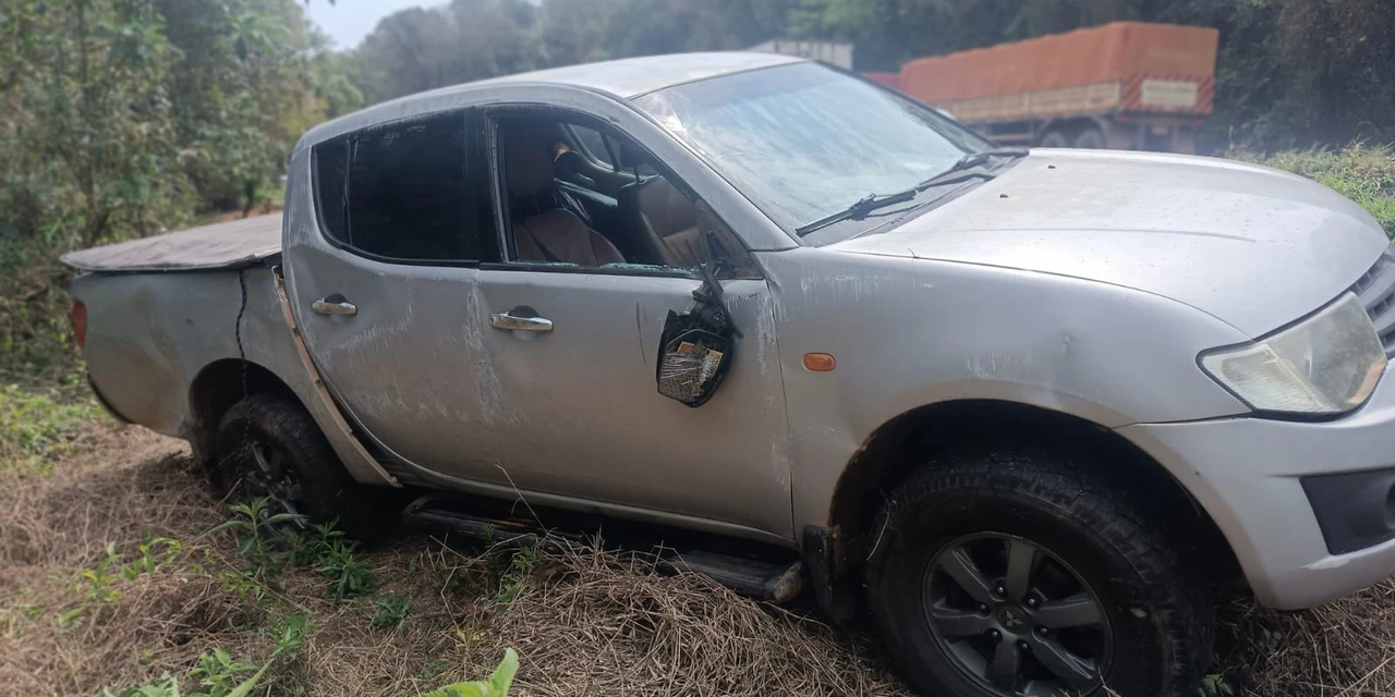 Passageiro fica ferido após caminhonete tombar na PR-092