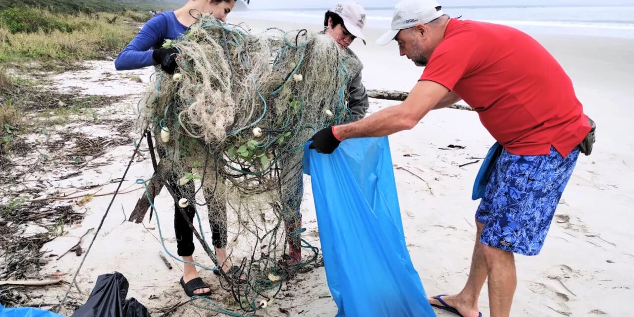 Portos do Paraná participa de mutirão na Ilha do Mel e retira 3 toneladas de resíduos das praias