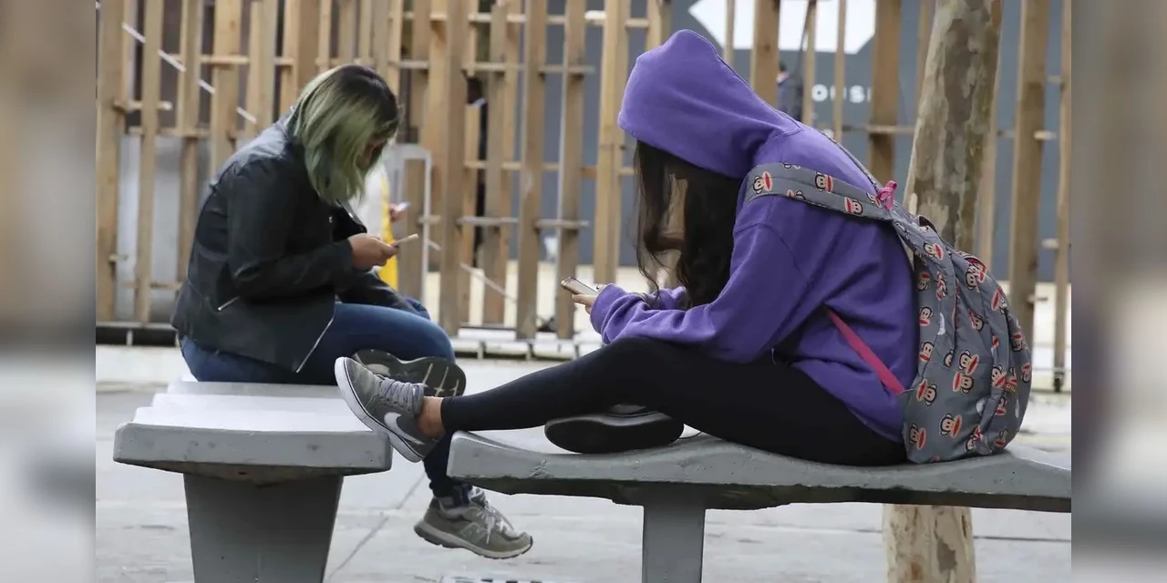 Educadores elogiam possível restrição ao uso de celulares nas escolas