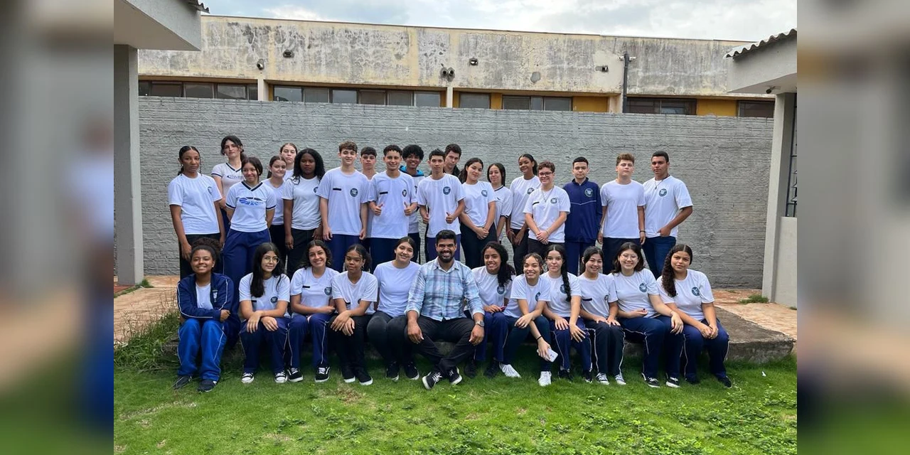 Alunos de escola estadual criam revista e turbinam aprendizado do curso técnico em marketing