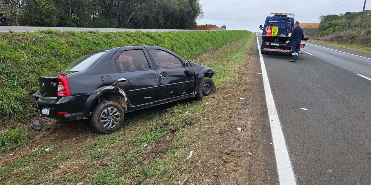 Motorista fica ferida após capotamento na PR-151