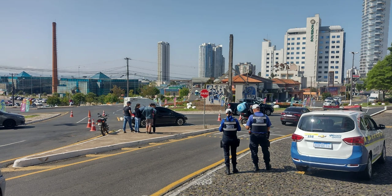 Acidente complica o trânsito na Rotatória dos Tropeiros