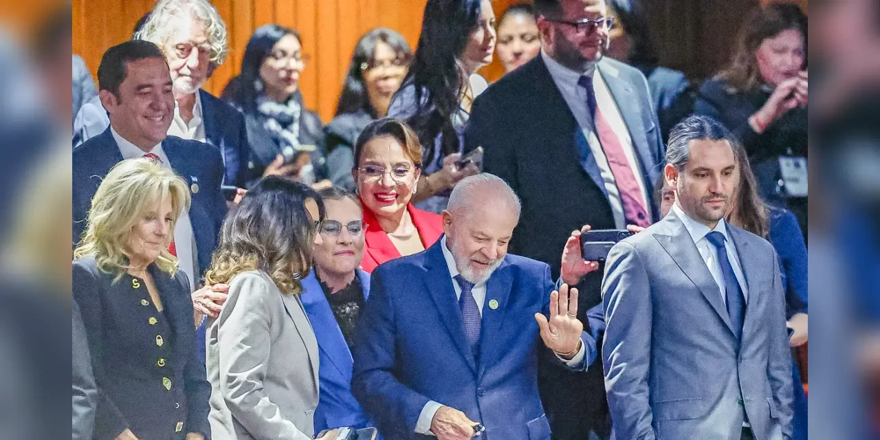 Após troca de aeronave, Lula retorna ao Brasil