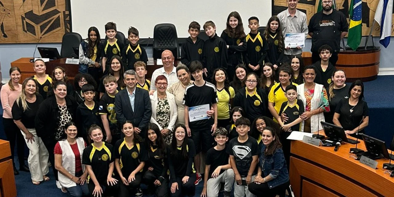 Diretores do Colégio Estadual Nossa Senhora das Graças recebem homenagem na Câmara Municipal