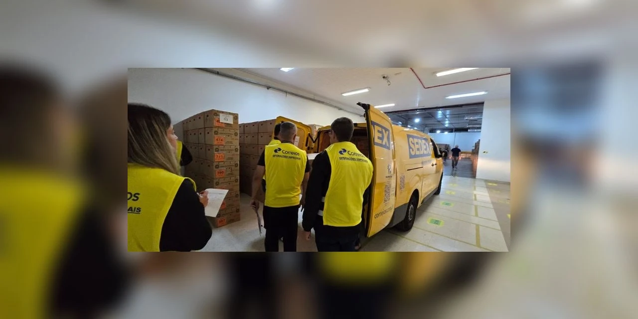 Urnas utilizadas nas Eleições 2024 são distribuídas no início da manhã deste sábado (5)