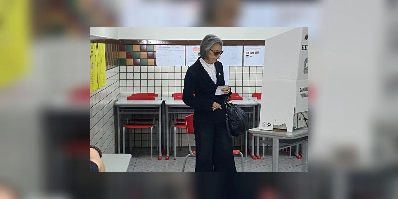 Presidente do TSE, ministra Cármen Lúcia vota em Belo Horizonte