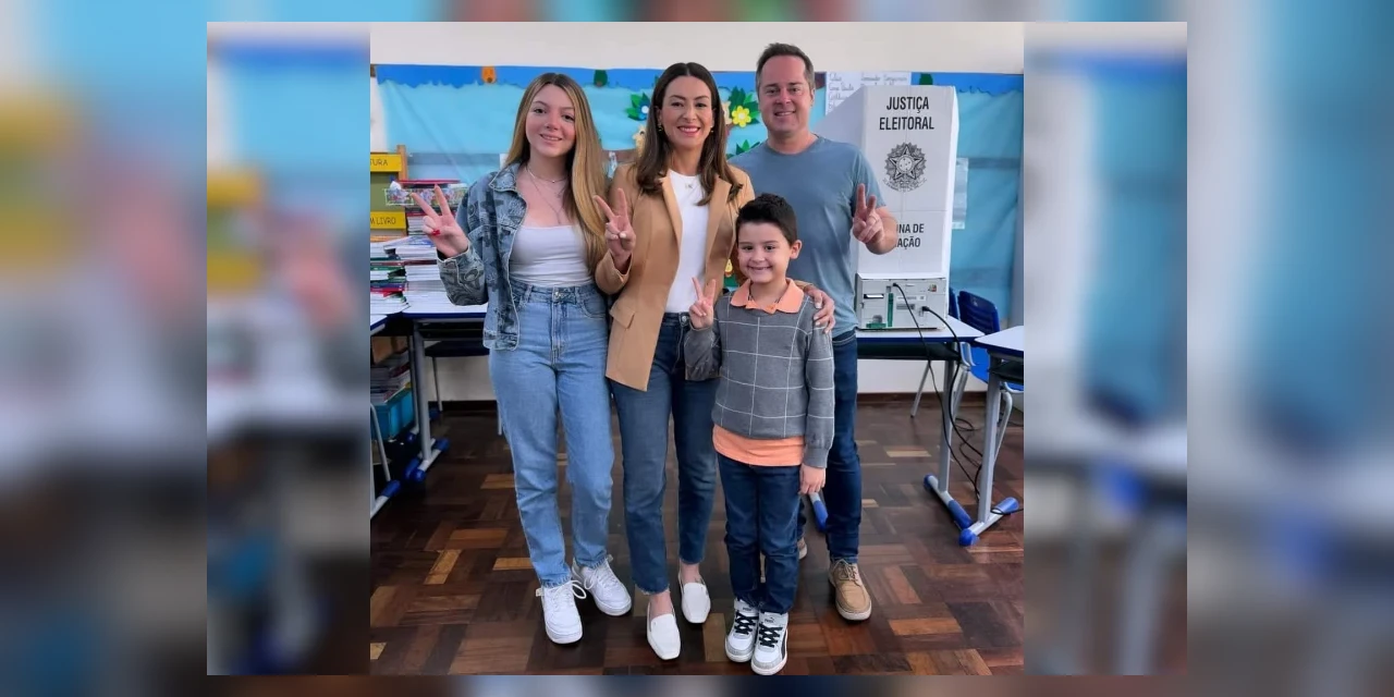 Acompanhada do marido e filhos, Mabel Canto vota na Escola Municipal Professor Paulo Grott