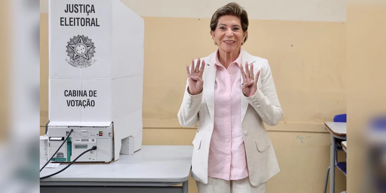 Elizabeth Schmidt vota no Colégio Estadual Presidente Kennedy; veja o vídeo