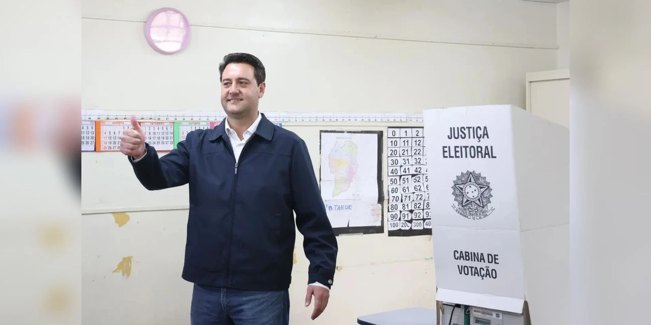 Governador Ratinho Junior vota em Curitiba e diz esperar que Paraná seja exemplo de democracia nestas eleições