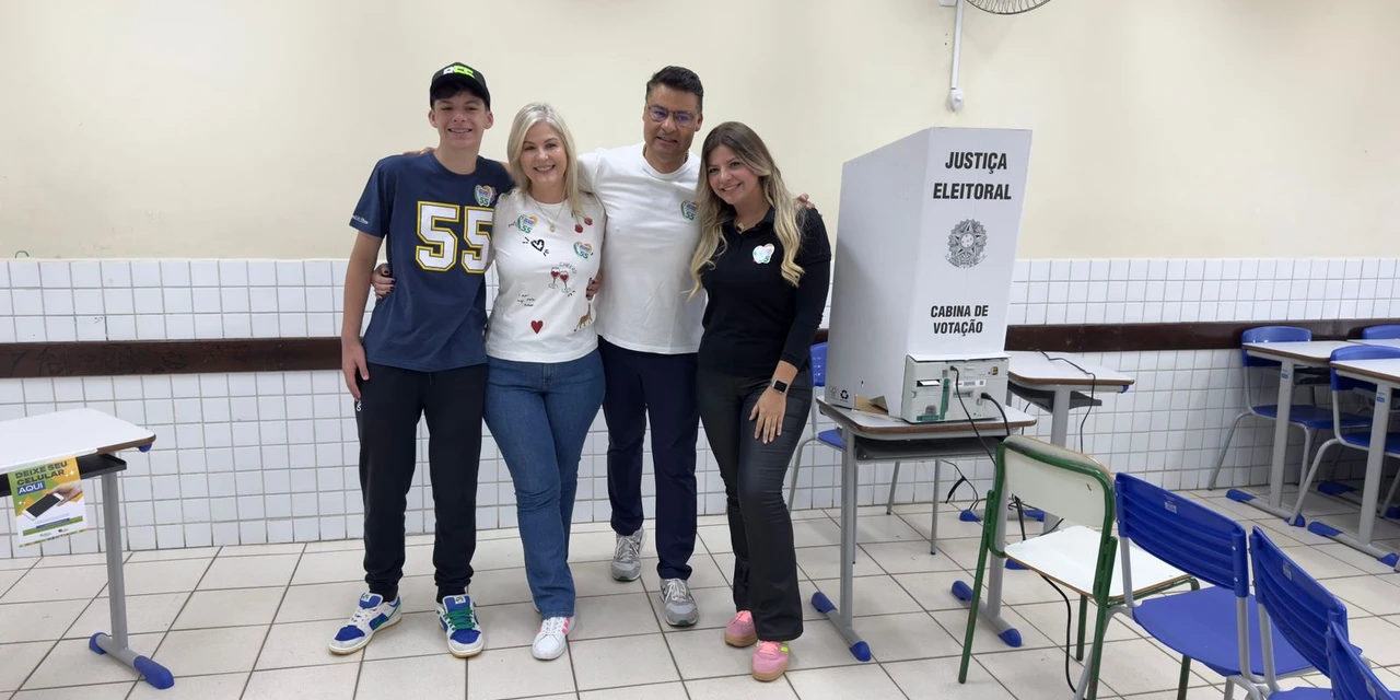 Marcelo Rangel vota no Instituto de Educação acompanhado da esposa e filhos