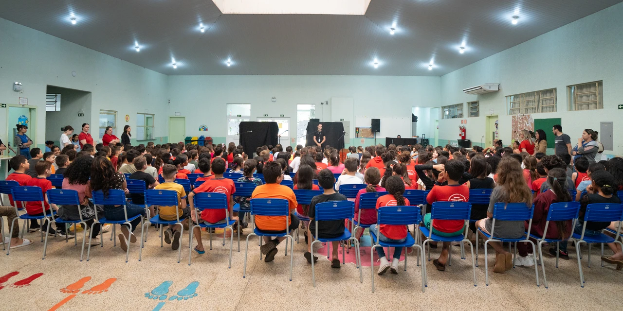 Jovens aprendizes de Itaipu encenam peça sobre diversidade