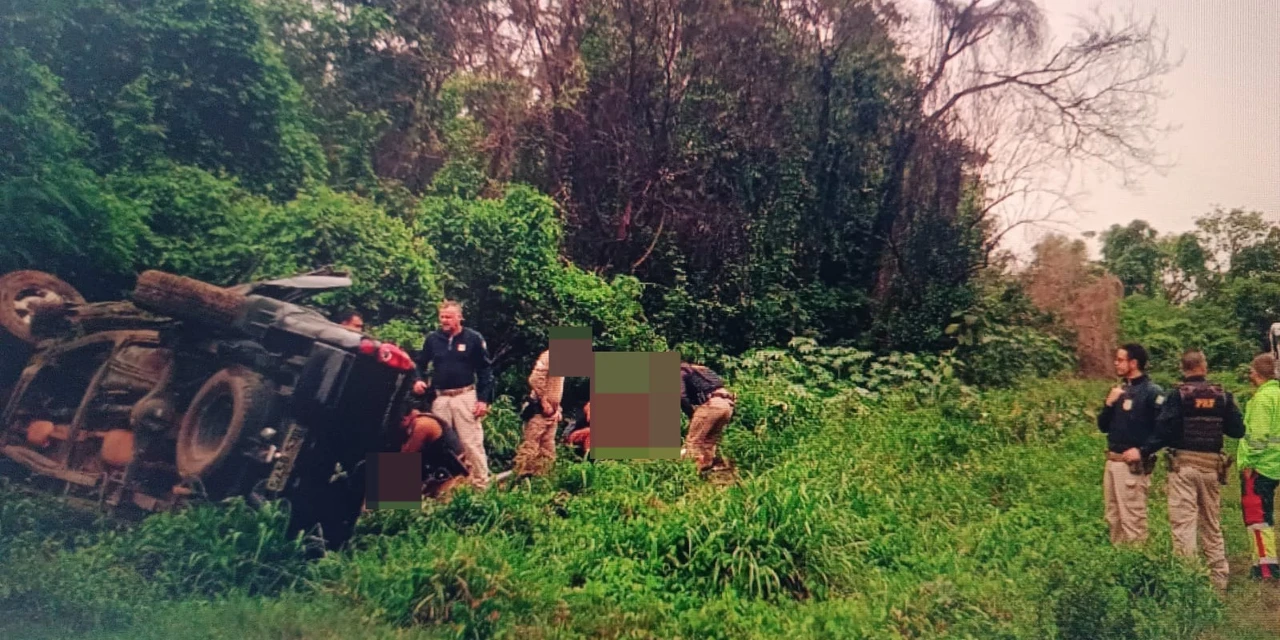 Veículo com cinco policiais militares sai da pista na BR-376 em Tibagi e dois ocupantes morrem no local