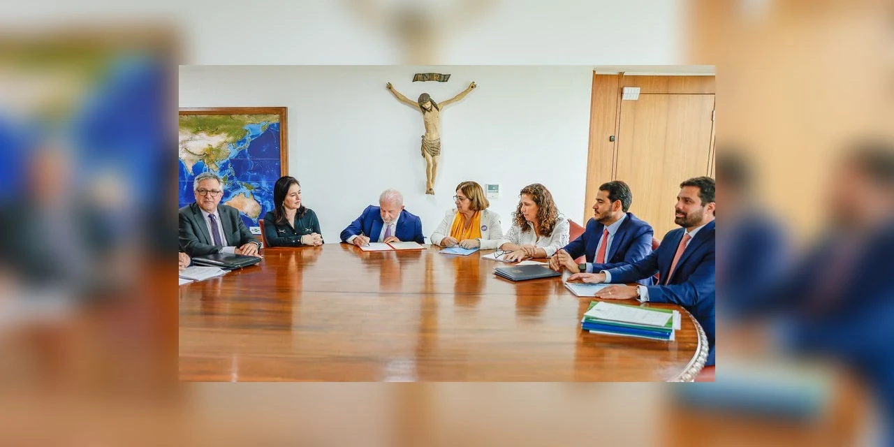 Presidente Lula sanciona lei que amplia para até 40 anos a pena para casos de feminicídio