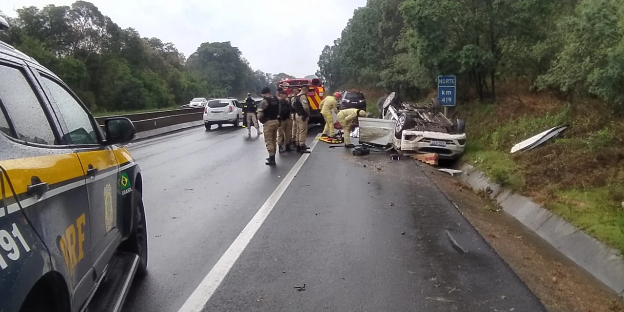Veículo da Prefeitura de Telêmaco Borba capota na BR-376 e deixa quatro feridos