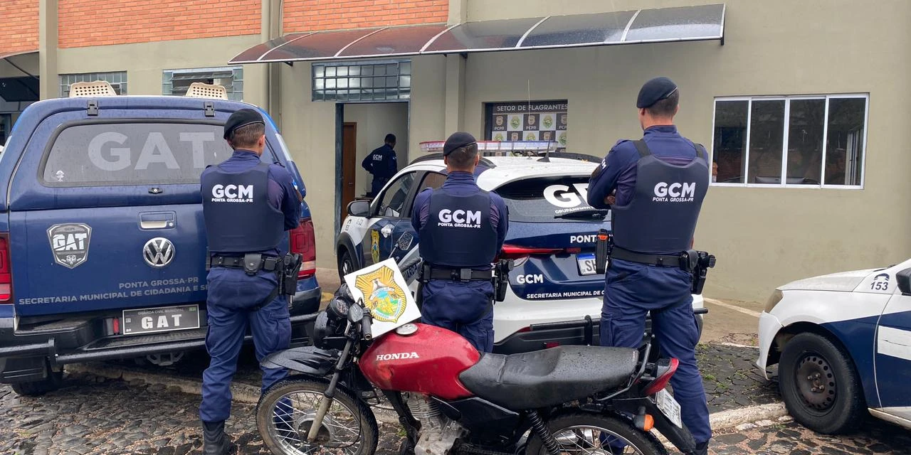 Moto "pizera" atrapalhava passagem em calçada no Contorno e proprietária vai para a 13ª SDP se explicar