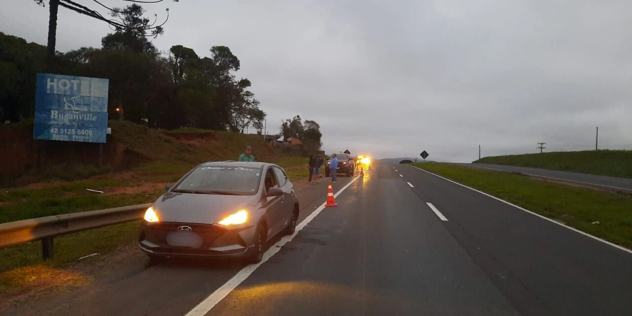 Motociclista é hospitalizado após colidir contra carro na PR-151