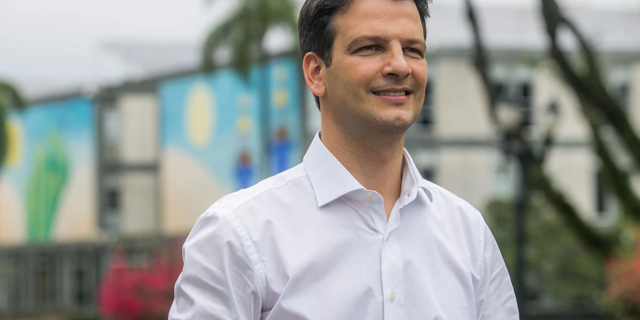 Com salários melhores e revisão do Plano de Carreira, Eduardo Pimentel vai valorizar os servidores de Curitiba