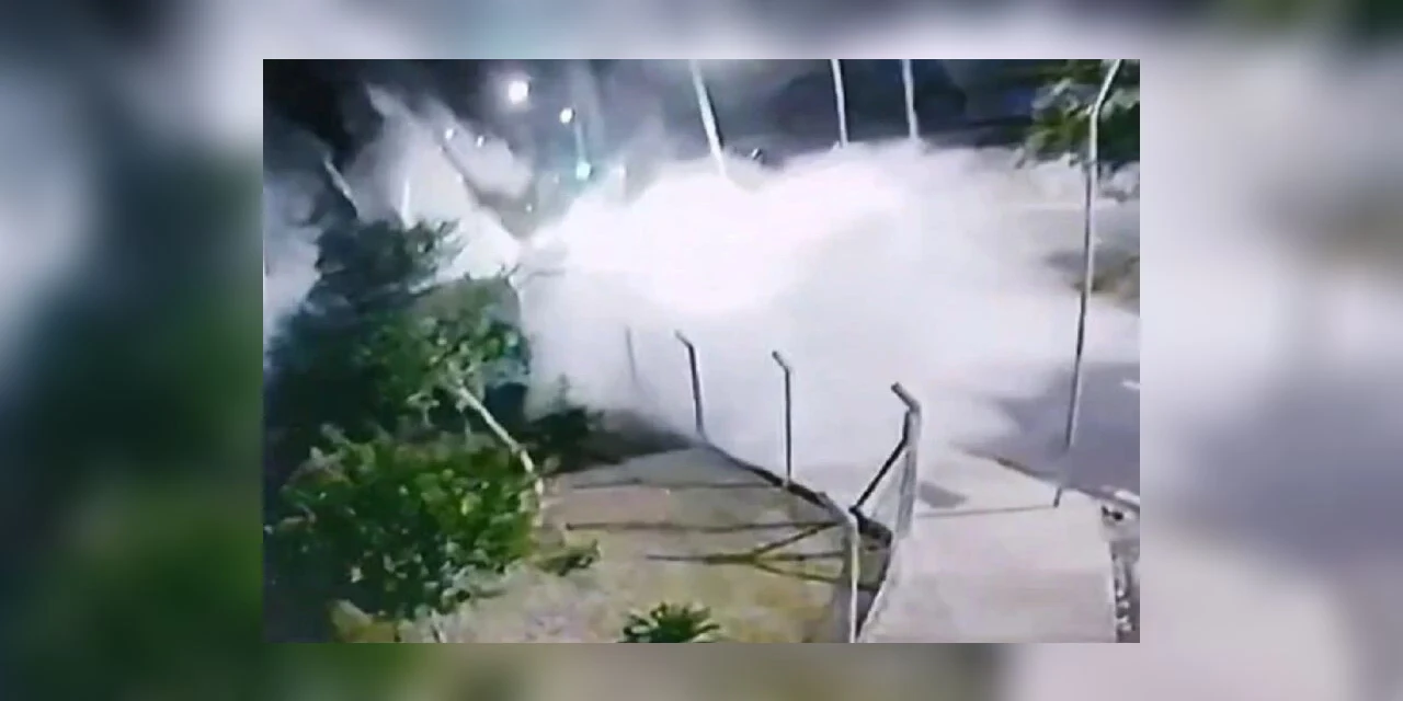 Caixa d'água estoura e motociclista escapa por pouco de 'tsunami'; veja o vídeo