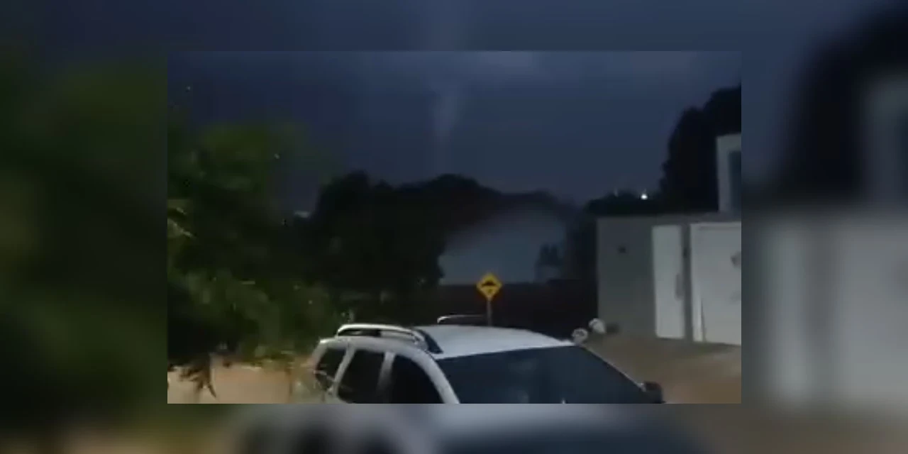 Vídeo: Nuvem funil atinge cidade do Paraná e assusta moradores