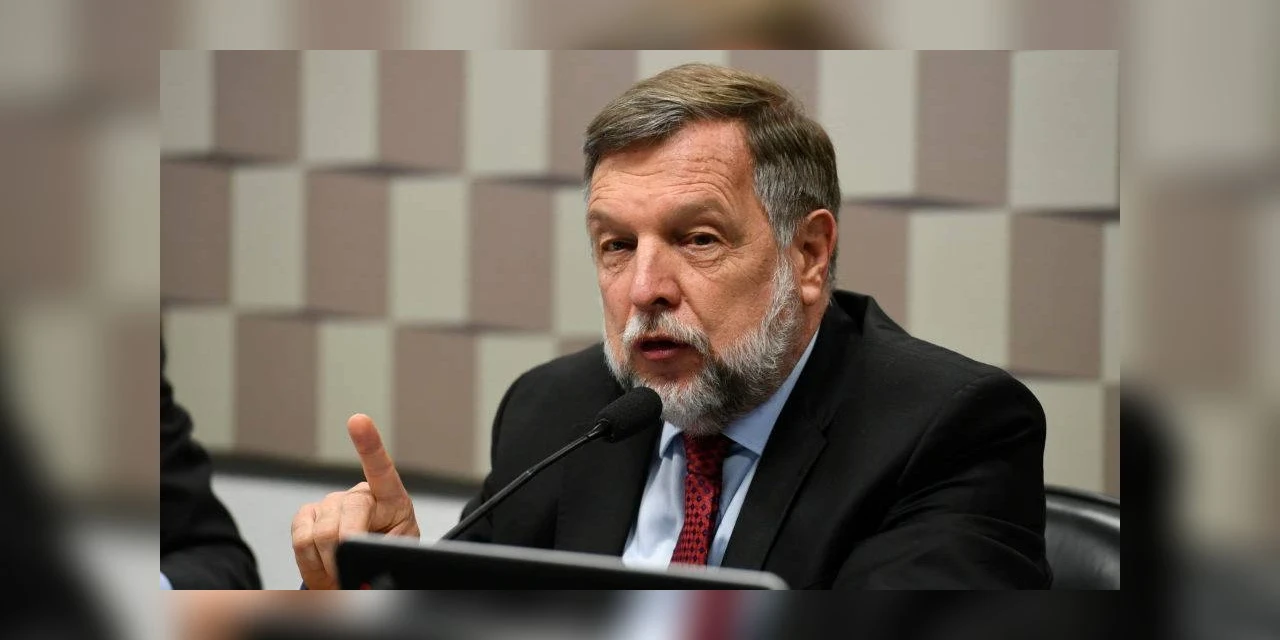 Senador Flávio Arns comanda discussão sobre parcerias público-privadas e bolsas para o ensino básico no PNE