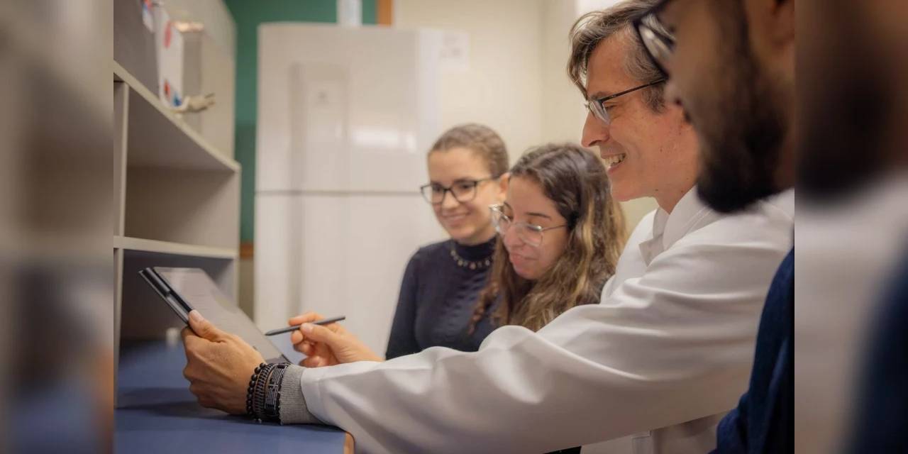 Professor e alunos da UEPG lançam guia de plantas medicinais