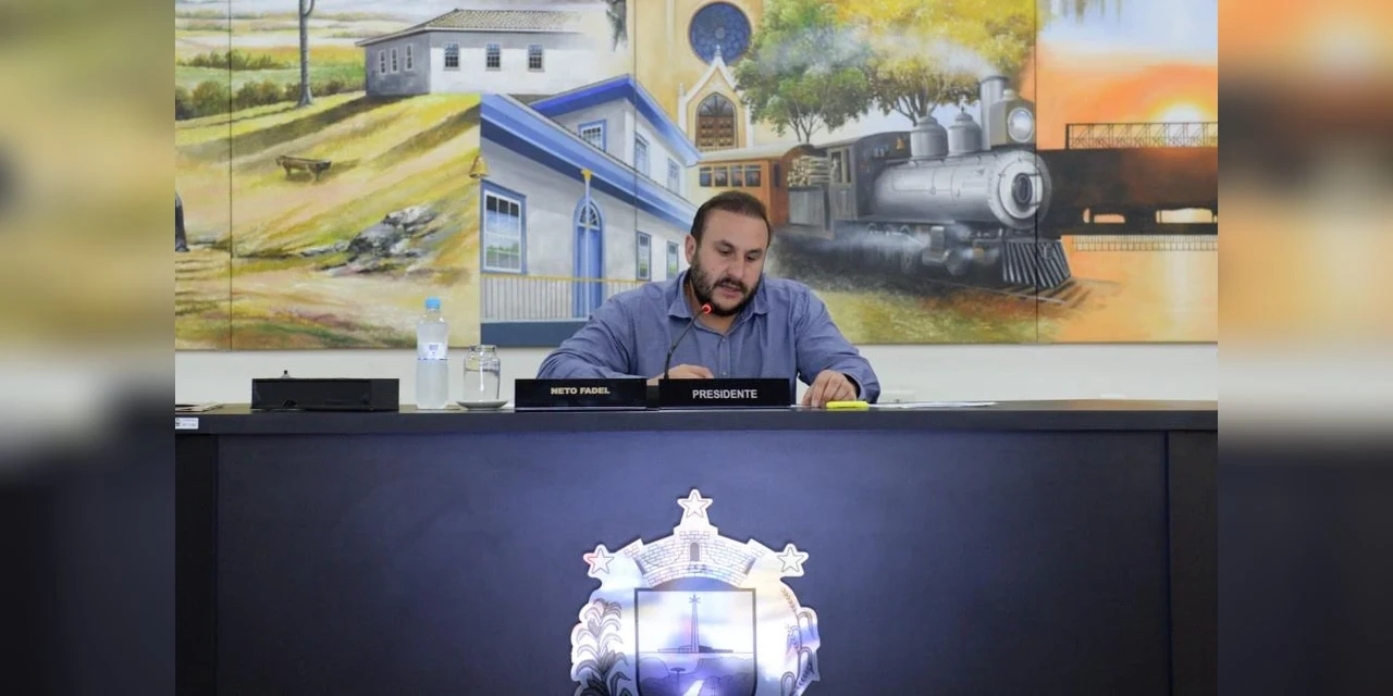 Neto retorna à Câmara e destaca avanços durante afastamento